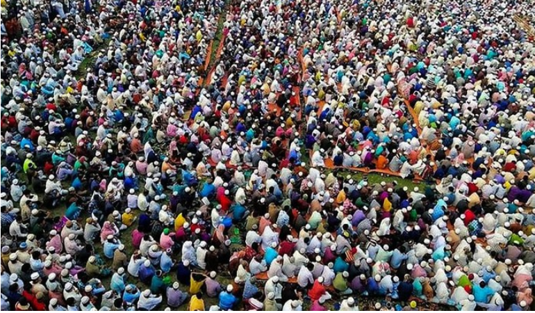 Bangladeş’te on binlerce insanın ‘salgın duası’ yapmak üzere toplanması büyük tepki çekti.