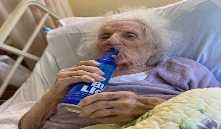 103 yaşında koronavirüsü yenen kadının ilk isteği ‘bira’ oldu
