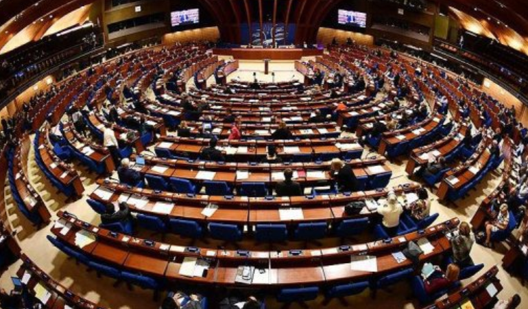 AK’den Türkiye’ye : Gazetecilere yönelik saldırılara son verin