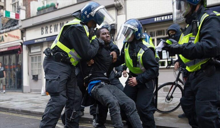 ‘Fransa’da yasalar protestoculara karşı silah gibi kullanıldı’