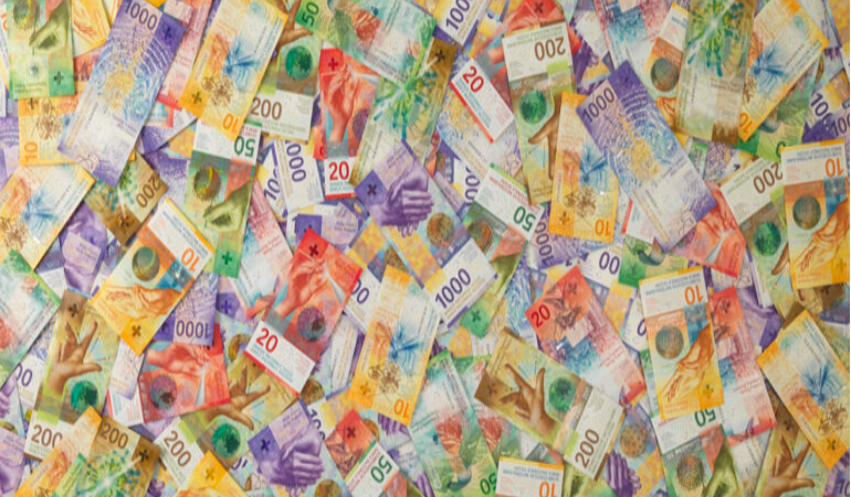 İsviçre’de bir  Halk inisiyatif grubu herkese 7.500 frank dağıtılmasını önerdi.