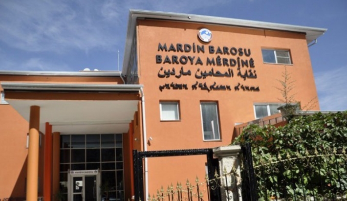 Mardin Barosu binasında çok dilli tabela