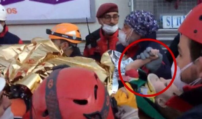 3 yaşındaki Elif Perinçek 65 saat sonra enkaz altından sağ çıkarıldı