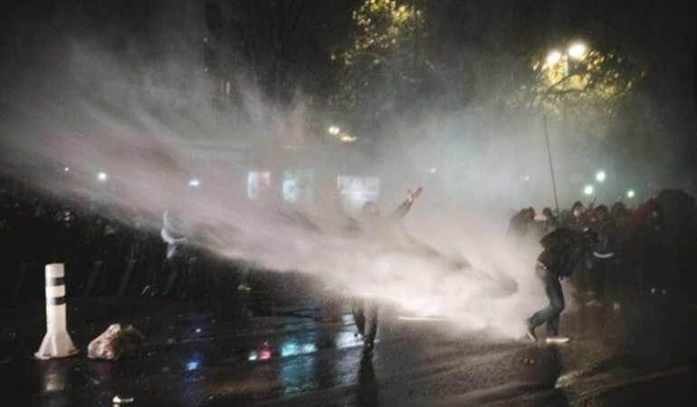 Fransa’da polis şiddeti: Paris’te siyah müzik yapımcısını döven üç polis açığa alındı