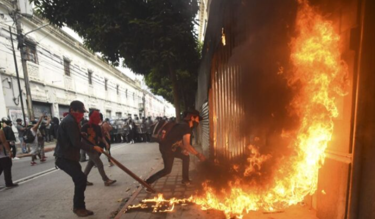 Guatemala’da Halk Bütçe Kesintisi ve Yolsuzluklara Karşılık Olarak Kongre Binasını Ateşe Verdi