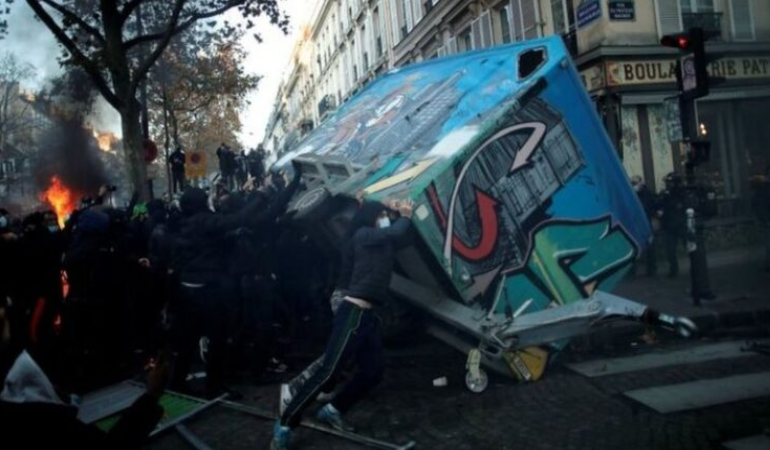 Paris’te ‘polis güvenlik yasası’na karşı eylemde çatışmalar çıktı