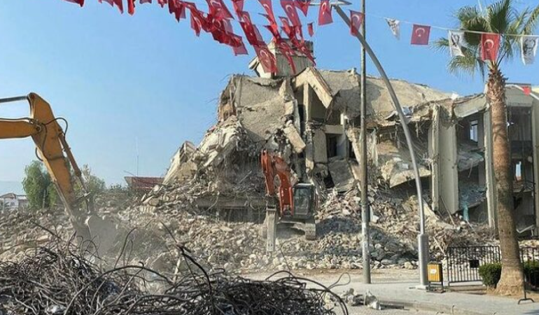 Depremde ağır hasar alan Torbalı Belediye binasının yıkımına başlandı