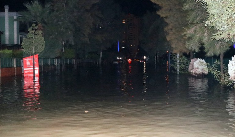 İzmir’de denizin taşması sonucu araçlar su altında kaldı
