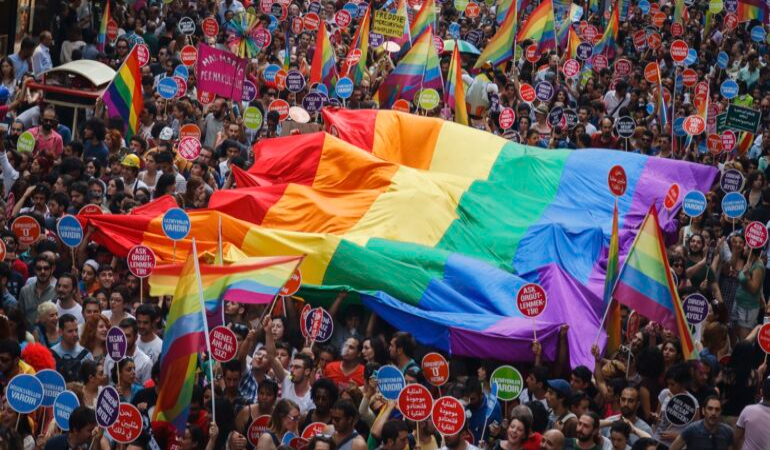 Mor Cuma: Hollanda’daki LGBTİ bireylerle dayanışma gününe ilkokullar da katılıyor