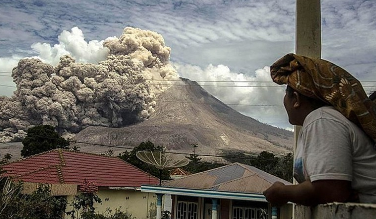 Endonezya Sinabung yanardağı patladı