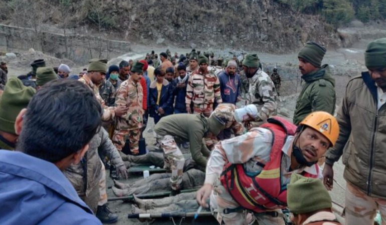 Hindistan’da buzul kopması sonucu yaşan sel felaketinde 14 ölü 170 kayıp