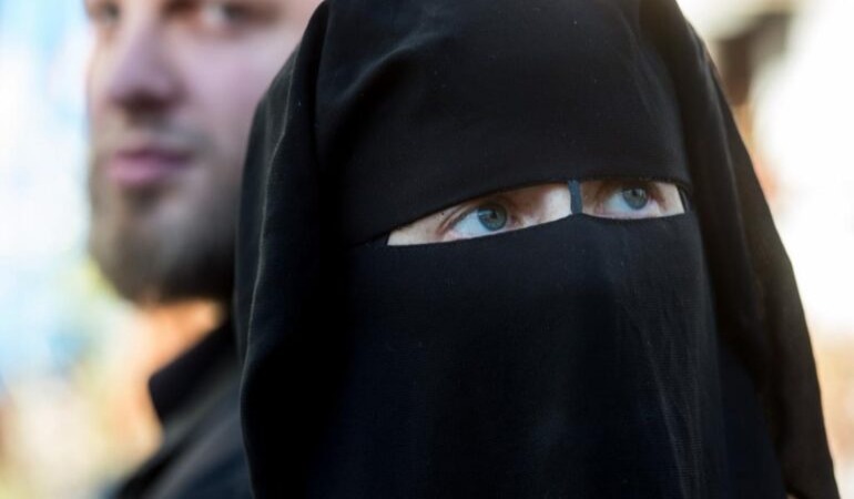 Swiss ‘burka ban’ accepted by slim majority