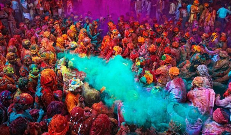 Holi Festivali’nde izdiham: 41 kişi hayatını kaybetti