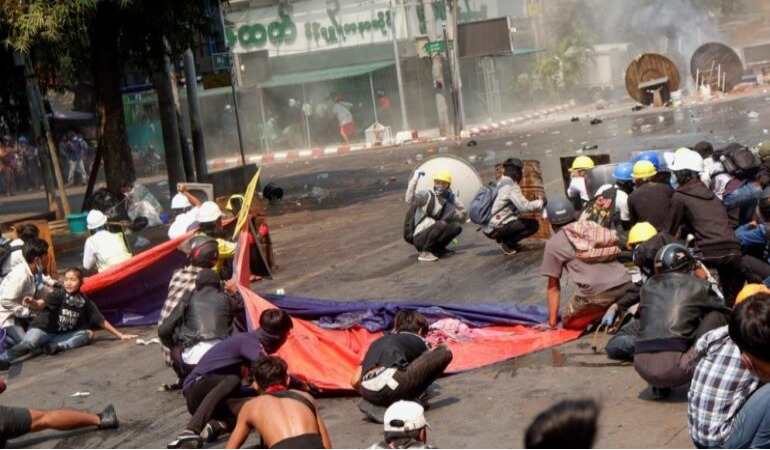 Göstericilere karşı acımasız Şiddet :  33 ölü