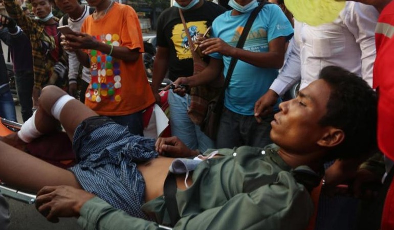 Myanmar’da darbe karşıtı protestoculara ateş açıldı: En az 18 ölü var