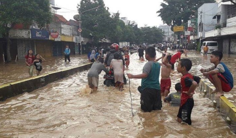Endonezya’da sel felaketi: 20 ölü