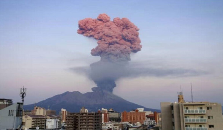 Japonya’daki Sakurajima Yanardağı’nda patlama meydana geldi