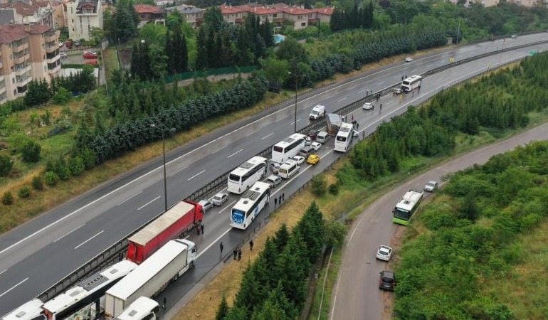 İzmit-TEM Otoyolu’nda 21 aracın karıştığı zincirleme trafik kazası yaşandı: 20 yaralı