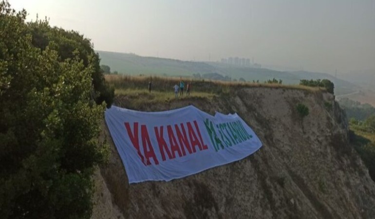 Ya Kanal Ya İstanbul Koordinasyonu’ndan şantiye alanına dev pankart