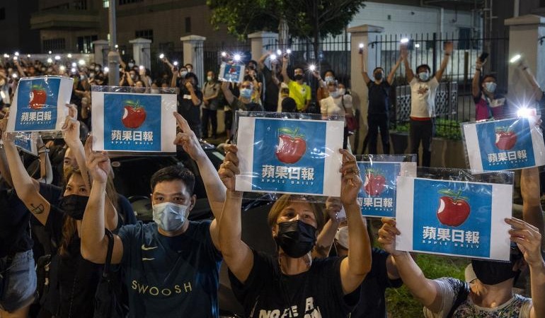 HongKong’da yayın hayatına son verilen muhalif gazete Apple Daily’ye halk desteği