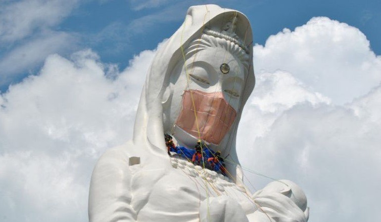 Japonya’da Budist tanrıça Kannon heykeline maske takıldı