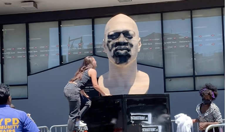 George Floyd’un heykeli ırkçı saldırının hedefi oldu