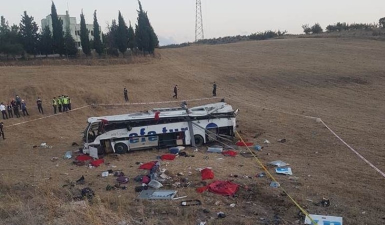 Balıkesir’de yolcu otobüsü devrildi: 15 kişi öldü, 17 kişi yaralandı