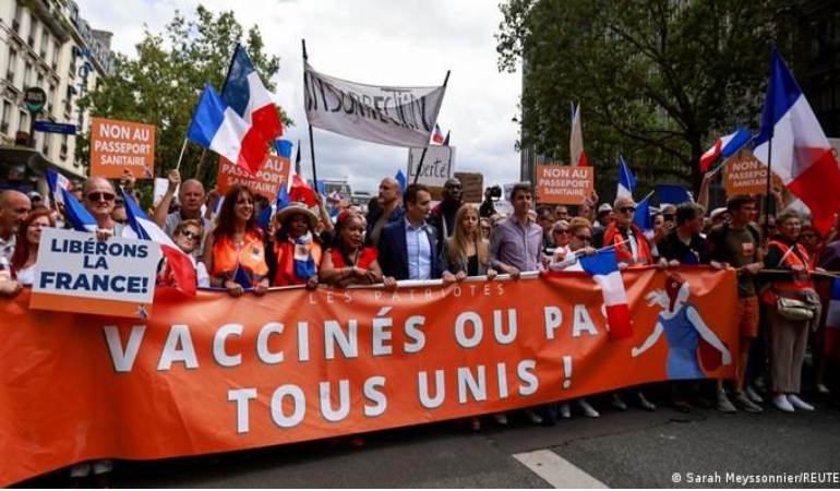 Fransa’da aşı zorunluluğu protesto edildi