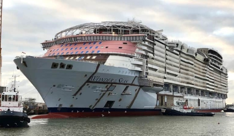 Dünyanın en büyük yolcu gemisi ‘Wonder of the Seas’, ilk kez açık denize açıldı