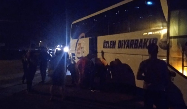 Diyarbakır’a giden yolcu otobüsüne saldırı: 2 yaralı