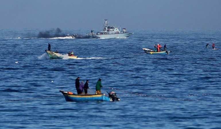 İsrail askeri botları Filistinli balıkçılara saldırdı