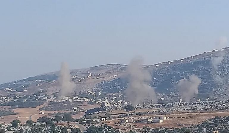 Esad’a bağlı güçler İdlib’de onlarca yeri füze ve topçu ateşiyle bombalıyor