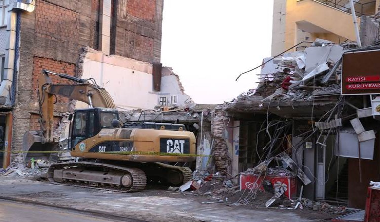 Malatya’da çöken binadan 13 kişi yaralı olarak kurtarıldı