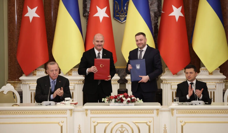 Erdoğan Ukrayna’yla SİHA anlaşması yaparken, Rusya’ya arabuluculuğa oynuyor