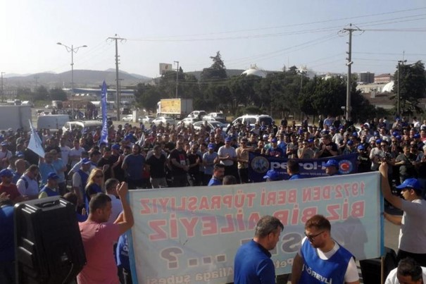 TÜPRAŞ İşçileri Eylemlerini Rafine Önüne Taşıdı