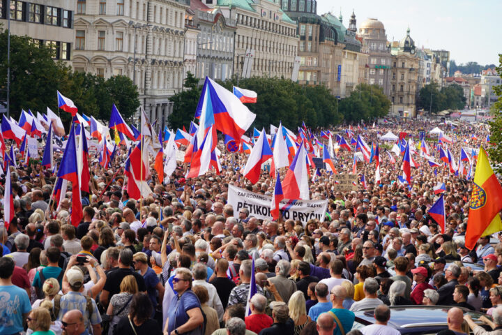  Avrupa`da Hükümetlerin  Rusya politikalarına protesto