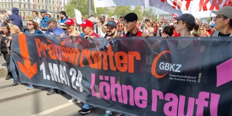 İsviçre’de 1 Mayıs kutlamaları için halk sokaklarda taleplerini dile getirdi