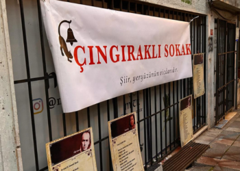 Çıngıraklı Sokak, üç yaşına doğduğu sokakta bastı