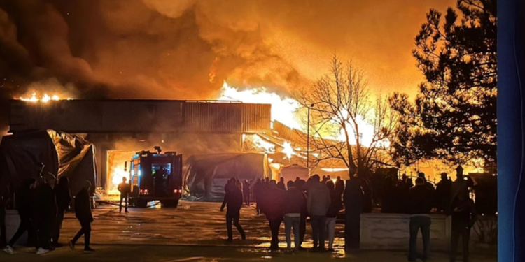 Afyonkarahisar’da orman ürünleri fabrikasında yangın çıktı