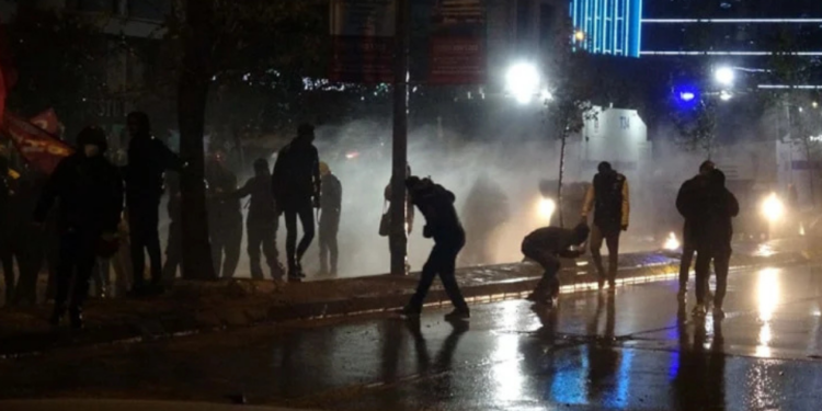 Tutuklanan SOL Partililerden ortak mesaj: Hayallerimizdeki dünyayı yaratacağız. Güzel günler çok yakın, mücadeleye devam