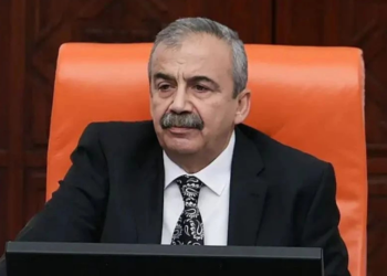 Sırrı Süreyya Önder kalp ameliyatında: 10 saatlik operasyonun ardından yoğun bakıma alındı