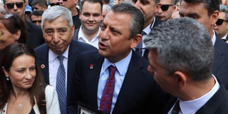 Özgür Özel Soma’da: “301 canın hesabı bitmedi, dayanışmamız sürecek”