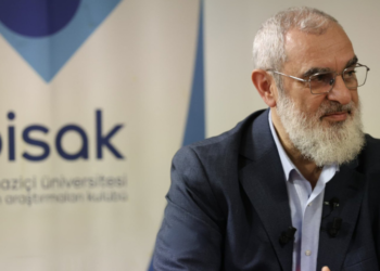 “Pedofiliye Geçit Yok”: Boğaziçi protestolarına destek büyüyor, Diyanet’e pankart asıldı