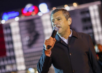 Özgür Özel’den Saraçhane’de Demokrasi Mitingi: “Hukuksuzluğa Karşı Direneceğiz”