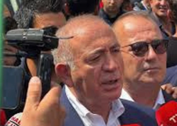 CHP’de kayyım krizi: Tekin polis eşliğinde binaya girdi