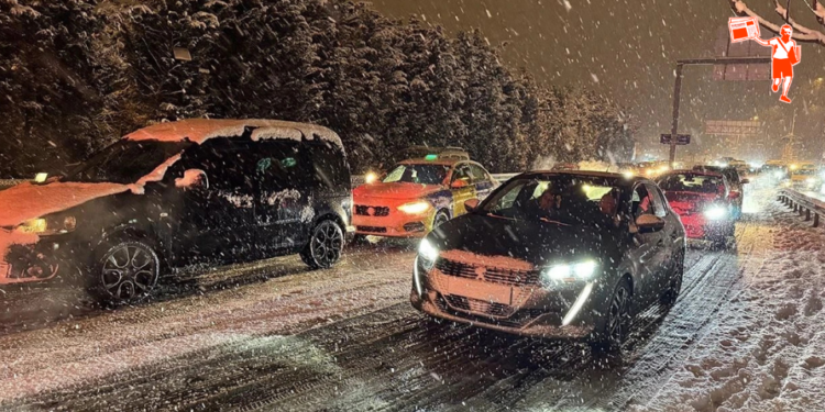 İstanbul’da kar yağışı trafiği olumsuz etkiledi: Kuryeler ve ağır vasıtalara yasak