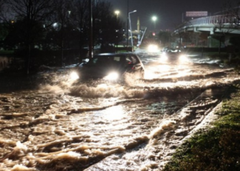 Kuvvetli sağanak ve fırtına Ege’yi vurdu: İzmir ve Manisa’da sel ve taşkınlar