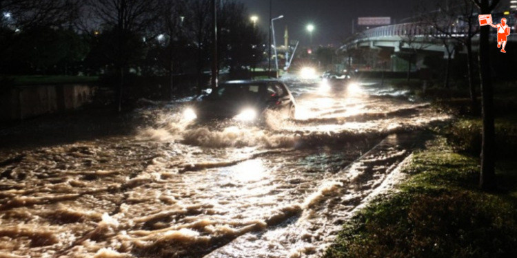 Kuvvetli sağanak ve fırtına Ege’yi vurdu: İzmir ve Manisa’da sel ve taşkınlar