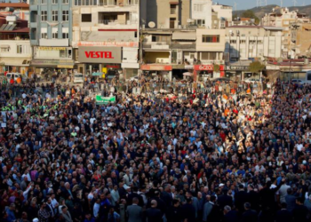 Samandağ’da Suriye’de Alevilere yönelik saldırılara protesto: Yüzlerce kişi sokağa çıktı