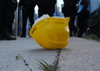 Açlık grevindeki madenciler bakanlığa yürüdü: Polis ablukasında iki işçi fenalaştı